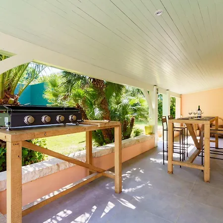 La Conciergerie A Biarritz, Avec Fronton Pour Pelote Basque, Boulodrome, Bar-comptoir Bed & Breakfast *