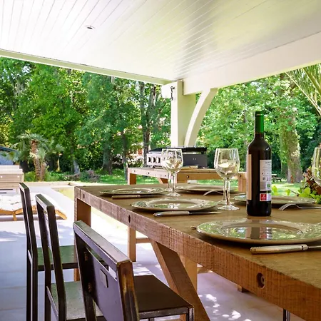 Bed & Breakfast La Conciergerie A Biarritz, Avec Fronton Pour Pelote Basque, Boulodrome, Bar-comptoir *
