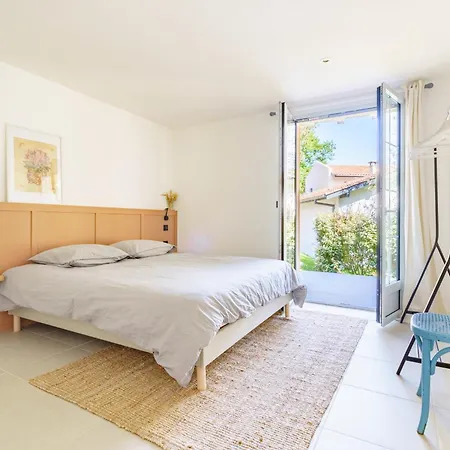 La Conciergerie A Biarritz, Avec Fronton Pour Pelote Basque, Boulodrome, Bar-comptoir Bed & Breakfast