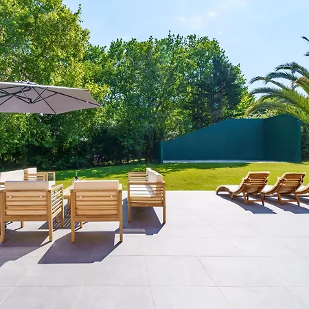 Bed & Breakfast La Conciergerie A Biarritz, Avec Fronton Pour Pelote Basque, Boulodrome, Bar-comptoir *