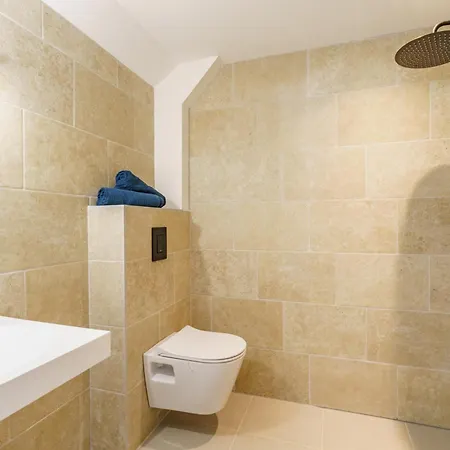 La Conciergerie A Biarritz, Avec Fronton Pour Pelote Basque, Boulodrome, Bar-comptoir Bed & Breakfast *