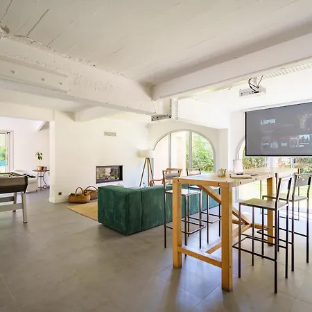 La Conciergerie A Biarritz, Avec Fronton Pour Pelote Basque, Boulodrome, Bar-comptoir *