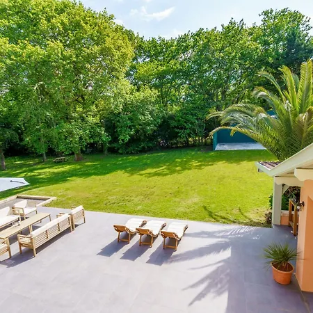 Bed & Breakfast La Conciergerie A Biarritz, Avec Fronton Pour Pelote Basque, Boulodrome, Bar-comptoir *