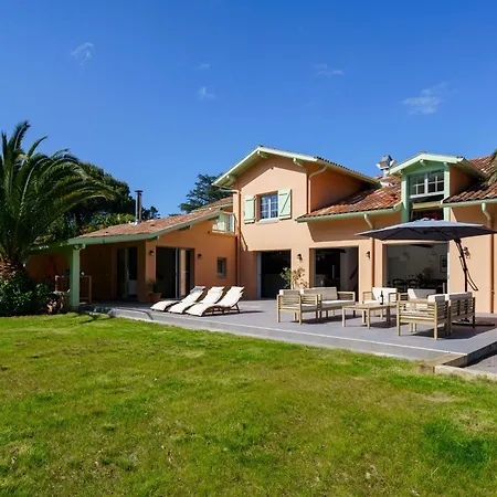 Bed & Breakfast La Conciergerie A Biarritz, Avec Fronton Pour Pelote Basque, Boulodrome, Bar-comptoir *